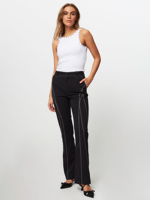 Ontdek de Acura viscosemix flared broek van Gestuz in de kleur zwart bij Orangebag. Op werkdagen voor 21:45 besteld, morgen in huis.