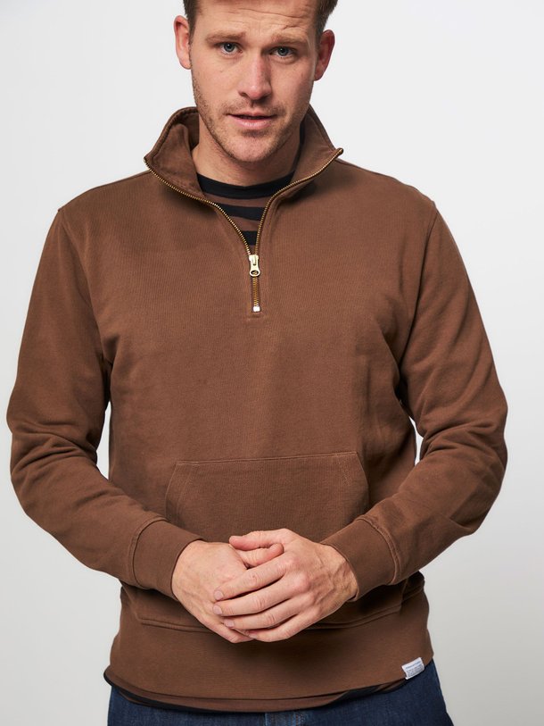 Ontdek de Page Zip organic cotton sweater van Edmmond Studios in de kleur bruin bij Orangebag. Op werkdagen voor 21:45 besteld, morgen in huis.