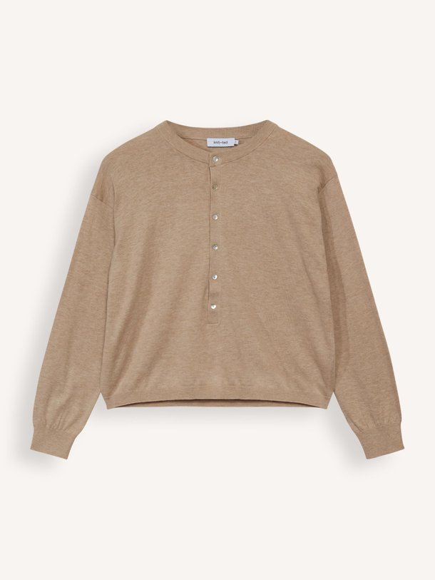 Ontdek de Nova katoenmix trui van Knit-ted in de kleur zand bij Orangebag. Op werkdagen voor 21:45 besteld, morgen in huis.