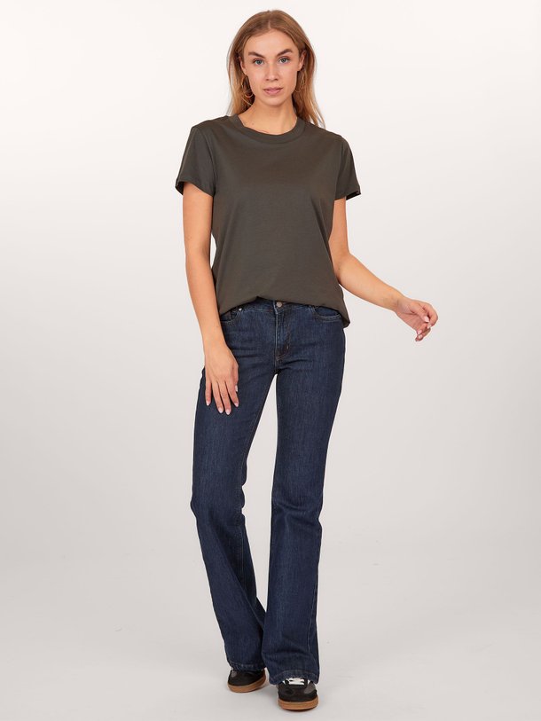 Ontdek de Lucy low waist flared fit stretch jeans van My Essential Wardrobe in de kleur donkerblauw bij Orangebag. Op werkdagen voor 21:45 besteld, morgen in huis.