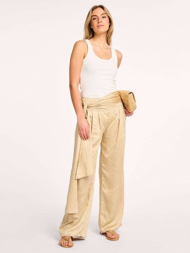 Ontdek de Sage viscose/linnenmix broek van Lois in de kleur zand bij Orangebag. Op werkdagen voor 21:45 besteld, morgen in huis.