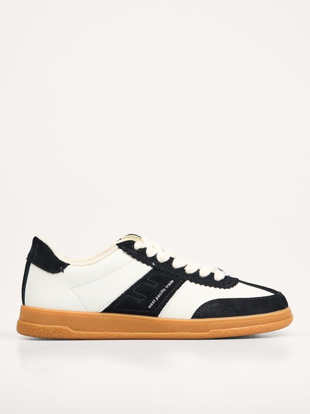 Ontdek de Santos lederen sneakers van East Pacific Trade in de kleur Zwart bij Orangebag. Op werkdagen voor 21:45 besteld, morgen in huis.