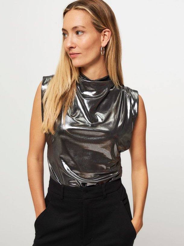 Ontdek de Polly elastische metallic top van Graumann in de kleur donkergrijs bij Orangebag. Op werkdagen voor 21:45 besteld, morgen in huis.