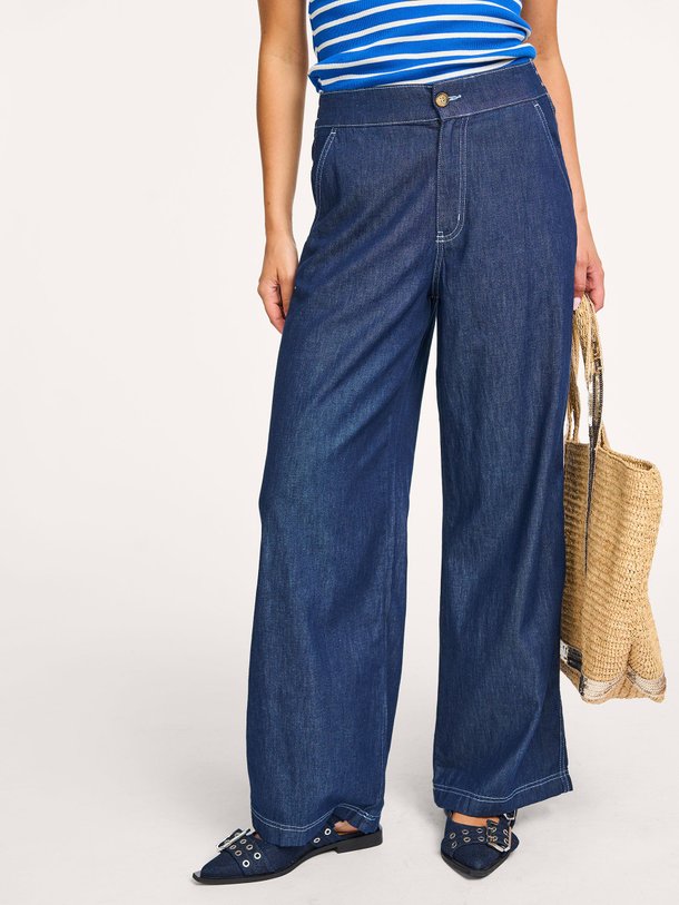 Ontdek de Sotem organic cottonmix broek van Mads Norgaard in de kleur donkerblauw bij Orangebag. Op werkdagen voor 21:45 besteld, morgen in huis.