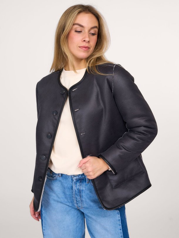 Ontdek de Ravina leatherlook reversible teddy jack van Second Female in de kleur zwart bij Orangebag. Op werkdagen voor 21:45 besteld, morgen in huis.