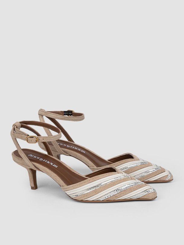 Anonymous Copenhagen Givia - Suède Sandalen - Zand Ontdek de Givia suède sandalen van Anonymous Copenhagen in de kleur zand bij Orangebag. Op werkdagen voor 21:45 besteld, morgen in huis.