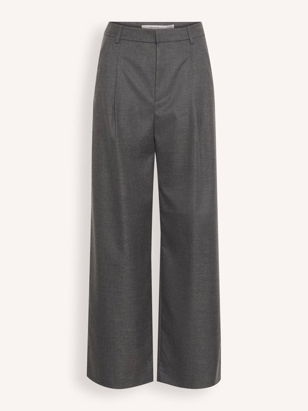 Ontdek de Paula viscosemix gemêleerde broek van Gestuz in de kleur donkergrijs bij Orangebag. Op werkdagen voor 21:45 besteld, morgen in huis.