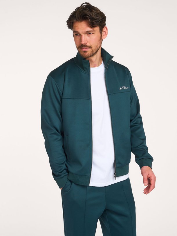 Ontdek de Ballier jersey vest van Les Deux in de kleur Groen bij Orangebag. Op werkdagen voor 21:45 besteld, morgen in huis.