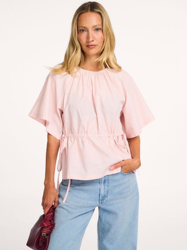 Ontdek de Vilbert organic cotton top van Modstrom in de kleur Lichtroze bij Orangebag. Op werkdagen voor 21:45 besteld, morgen in huis.