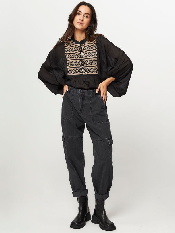 Ontdek de Katoen/viscosemix top met borduursel van Summum in de kleur zwart bij Orangebag. Op werkdagen voor 21:45 besteld, morgen in huis.