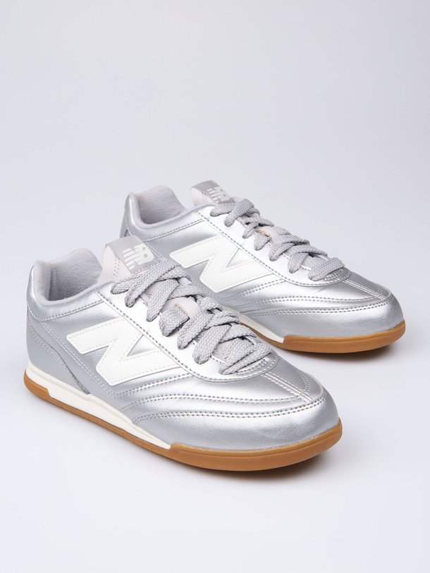 Ontdek de URC42 lederen metallic sneakers van New Balance in de kleur zilverkleur bij Orangebag. Op werkdagen voor 21:45 besteld, morgen in huis.
