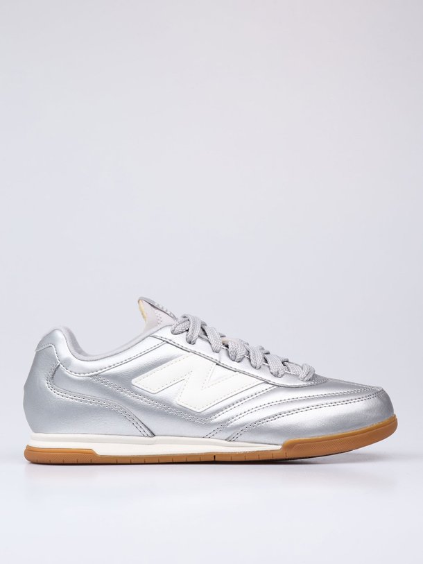Ontdek de URC42 lederen metallic sneakers van New Balance in de kleur zilverkleur bij Orangebag. Op werkdagen voor 21:45 besteld, morgen in huis.