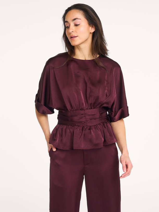 Ontdek de Annegret geweven satijnen top van Neo Noir in de kleur Bordeauxrood bij Orangebag. Op werkdagen voor 21:45 besteld, morgen in huis.