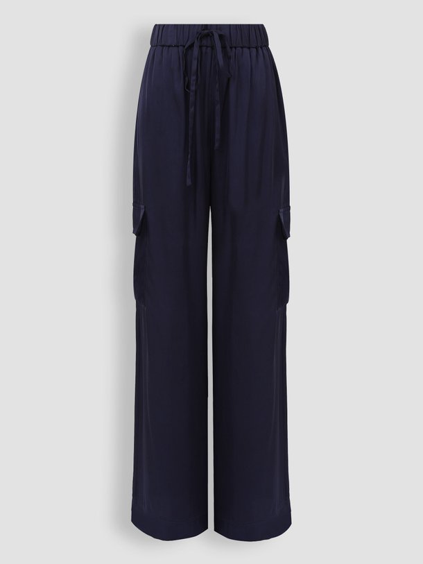 Ontdek de Nouma viscose glanzende cargo broek van Frnch in de kleur donkerblauw bij Orangebag. Op werkdagen voor 21:45 besteld, morgen in huis.
