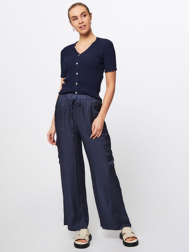 Ontdek de Nouma viscose glanzende cargo broek van Frnch in de kleur donkerblauw bij Orangebag. Op werkdagen voor 21:45 besteld, morgen in huis.