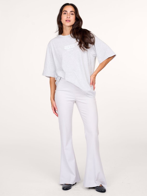 Ontdek de Dagny viscose/wolmix flared broek van Gestuz in de kleur lichtgrijs bij Orangebag. Op werkdagen voor 21:45 besteld, morgen in huis.