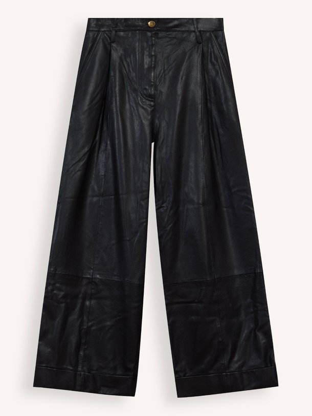 Ontdek de Phoebe lederen cropped broek van Dna in de kleur zwart bij Orangebag. Op werkdagen voor 21:45 besteld, morgen in huis.