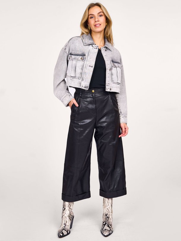 Ontdek de Phoebe lederen cropped broek van Dna in de kleur zwart bij Orangebag. Op werkdagen voor 21:45 besteld, morgen in huis.