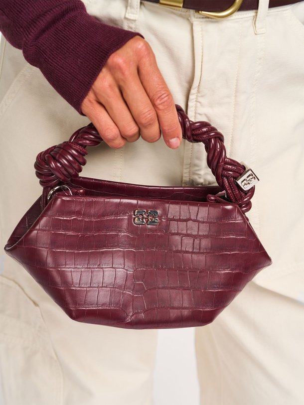 Ontdek de Bou mini croco crossbody bag van Ganni in de kleur Bordeauxrood bij Orangebag. Op werkdagen voor 21:45 besteld, morgen in huis.