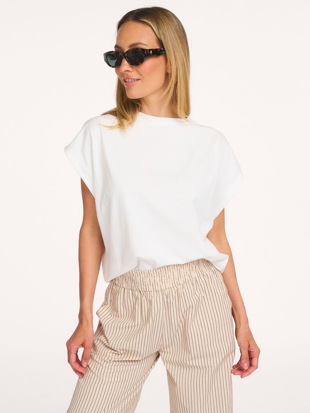 Ontdek de Chara katoenen T-shirt van Ruby Tuesday in de kleur Off-white bij Orangebag. Op werkdagen voor 21:45 besteld, morgen in huis.