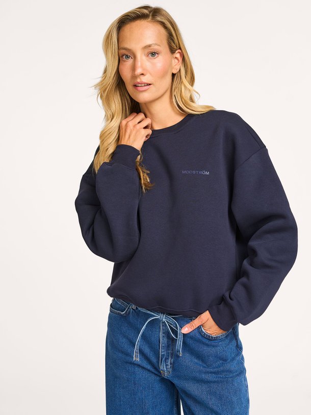 Ontdek de Tia katoenmix sweater van Modstrom in de kleur donkerblauw bij Orangebag. Op werkdagen voor 21:45 besteld, morgen in huis.