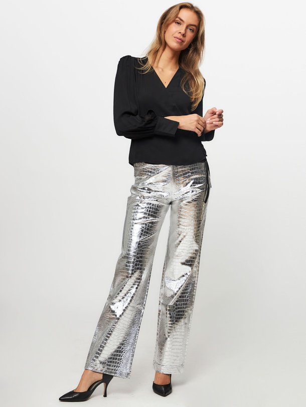 Ontdek de Paulina viscose overslag top van Second Female in de kleur zwart bij Orangebag. Op werkdagen voor 21:45 besteld, morgen in huis.