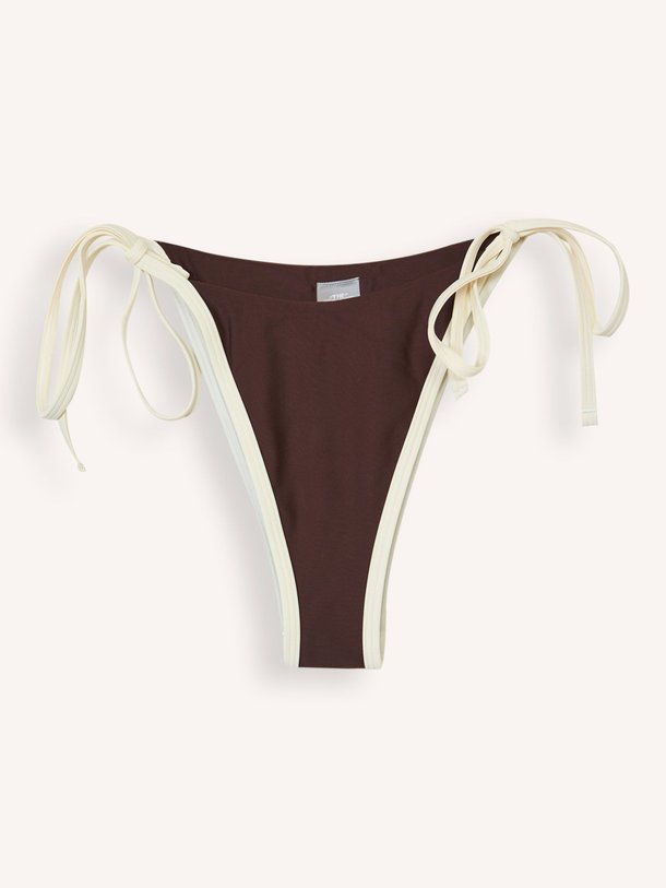 Ontdek de Ruby bikinislip van The Lola Club in de kleur donkerbruin bij Orangebag. Op werkdagen voor 21:45 besteld, morgen in huis.