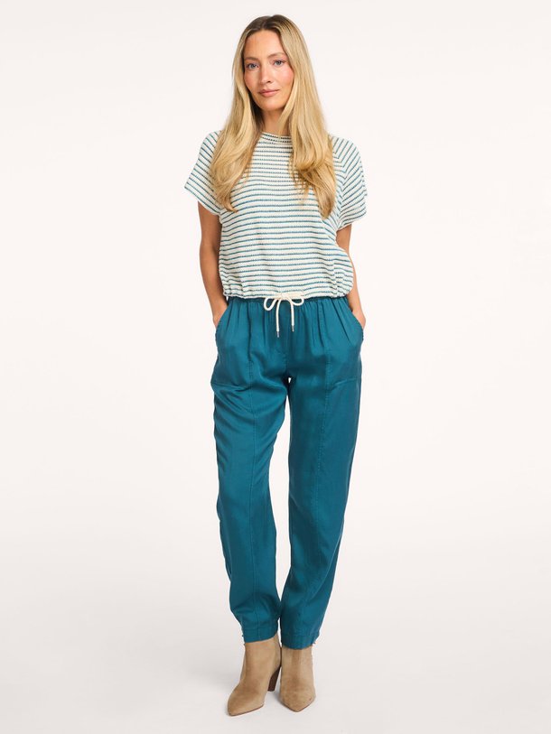 Ontdek de Damilo tencel broek van La Fee Maraboutee in de kleur Petrol bij Orangebag. Op werkdagen voor 21:45 besteld, morgen in huis.