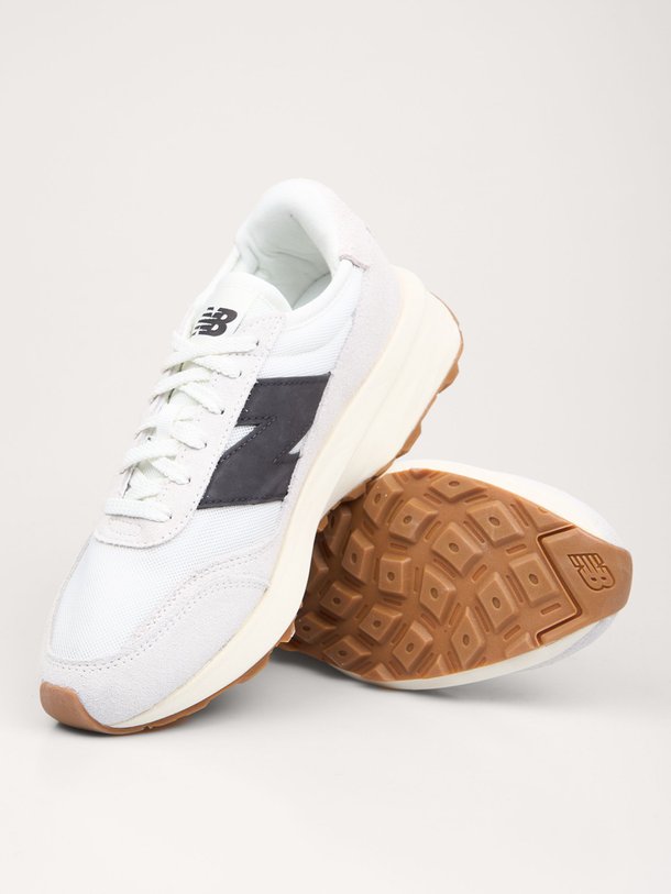 Ontdek de U370 suède sneakers van New Balance in de kleur lichtgrijs bij Orangebag. Op werkdagen voor 21:45 besteld, morgen in huis.
