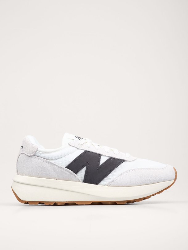Ontdek de U370 suède sneakers van New Balance in de kleur lichtgrijs bij Orangebag. Op werkdagen voor 21:45 besteld, morgen in huis.