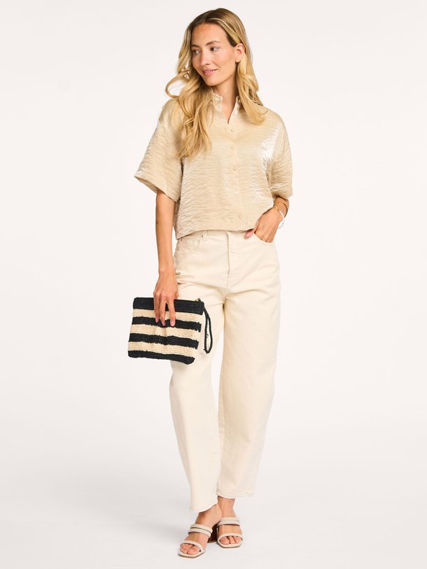 Ontdek de Brianne viscosemix glanzende blouse van Freebird in de kleur beige bij Orangebag. Op werkdagen voor 21:45 besteld, morgen in huis.