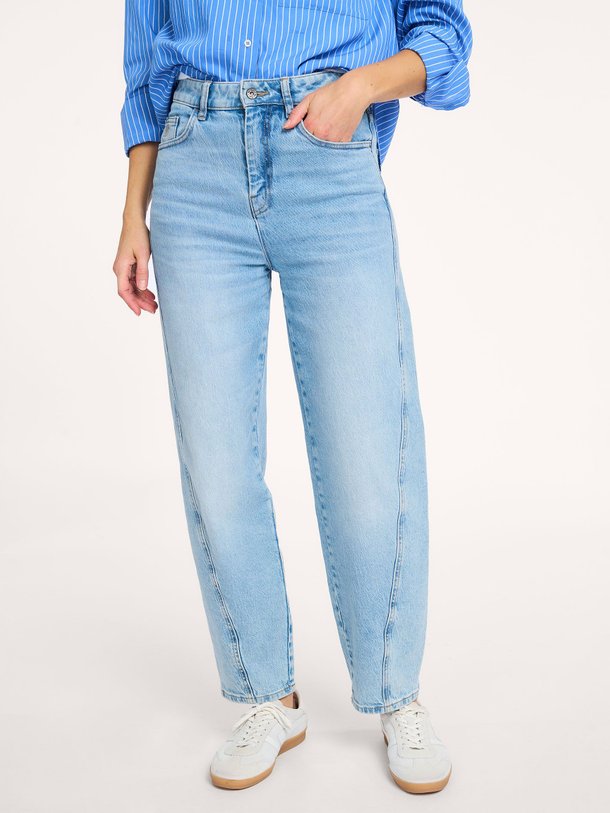 Ontdek de Begum mid waist barrel fit jeans van By-Bar in de kleur Lichtblauw bij Orangebag. Op werkdagen voor 21:45 besteld, morgen in huis.