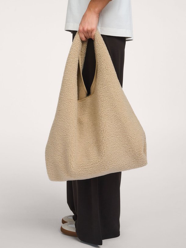 Ontdek de Avea geweven teddy shopper van Club L`avenir in de kleur Zand bij Orangebag. Op werkdagen voor 21:45 besteld, morgen in huis.