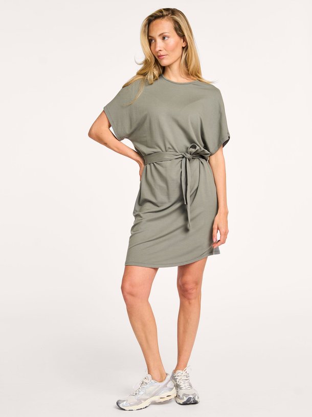 Ontdek de M003 Viscosemix jurk van Majestic Filatures in de kleur kaki bij Orangebag. Op werkdagen voor 21:45 besteld, morgen in huis.