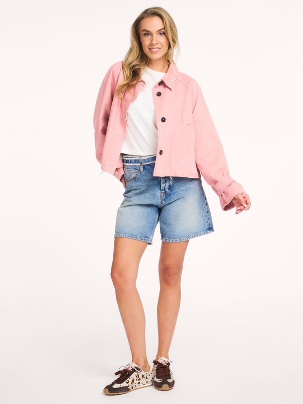 Ontdek de Jessy denim jack van Bellerose in de kleur Roze bij Orangebag. Op werkdagen voor 21:45 besteld, morgen in huis.