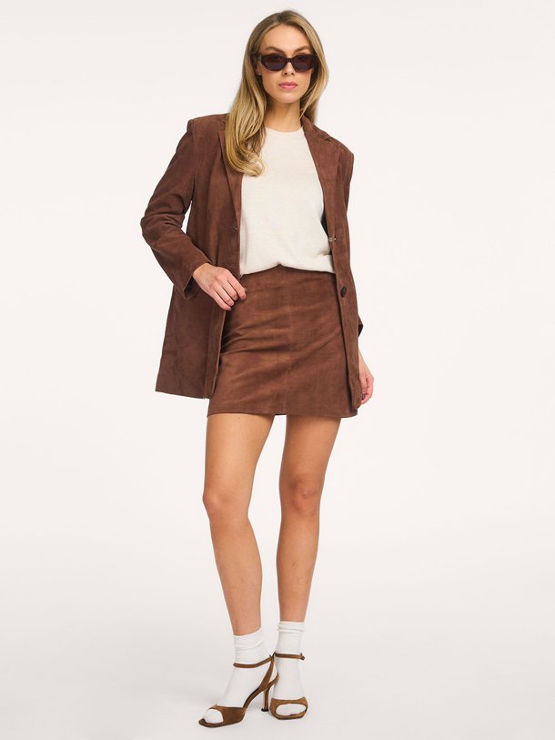 Ontdek de Liliana suède rok van Studio AR in de kleur Donkerbruin bij Orangebag. Op werkdagen voor 21:45 besteld, morgen in huis.