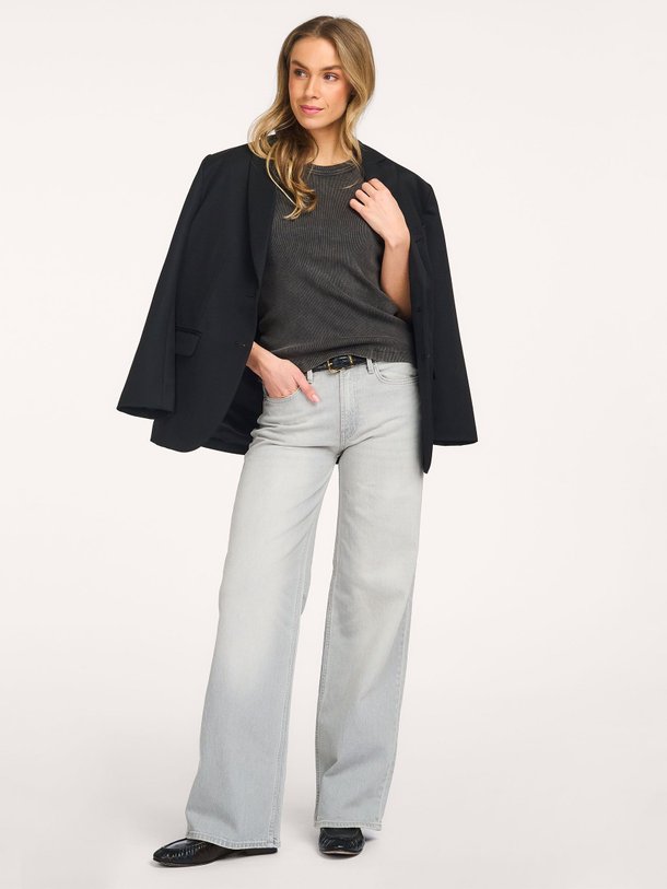 Ontdek de Mio C mid waist loose fit stretch jeans van Denham in de kleur Lichtgrijs bij Orangebag. Op werkdagen voor 21:45 besteld, morgen in huis.