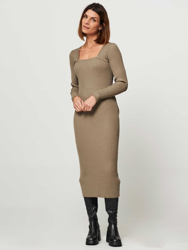 Ontdek de Cate viscosemix ribgebreide jurk van Modstrom in de kleur olijfgroen bij Orangebag. Op werkdagen voor 21:45 besteld, morgen in huis.