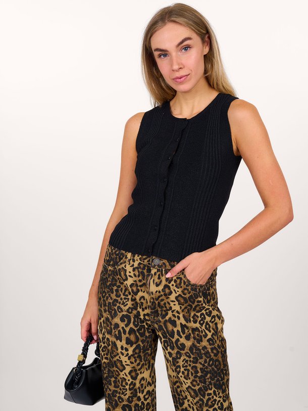 Ontdek de Krissa viscosemix gemêleerde blouse van Modstrom in de kleur zwart bij Orangebag. Op werkdagen voor 21:45 besteld, morgen in huis.