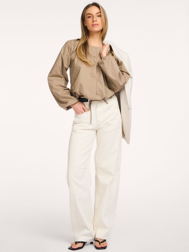 Ontdek de Enya katoenen blouse van Karen By Simonsen in de kleur Taupe bij Orangebag. Op werkdagen voor 21:45 besteld, morgen in huis.