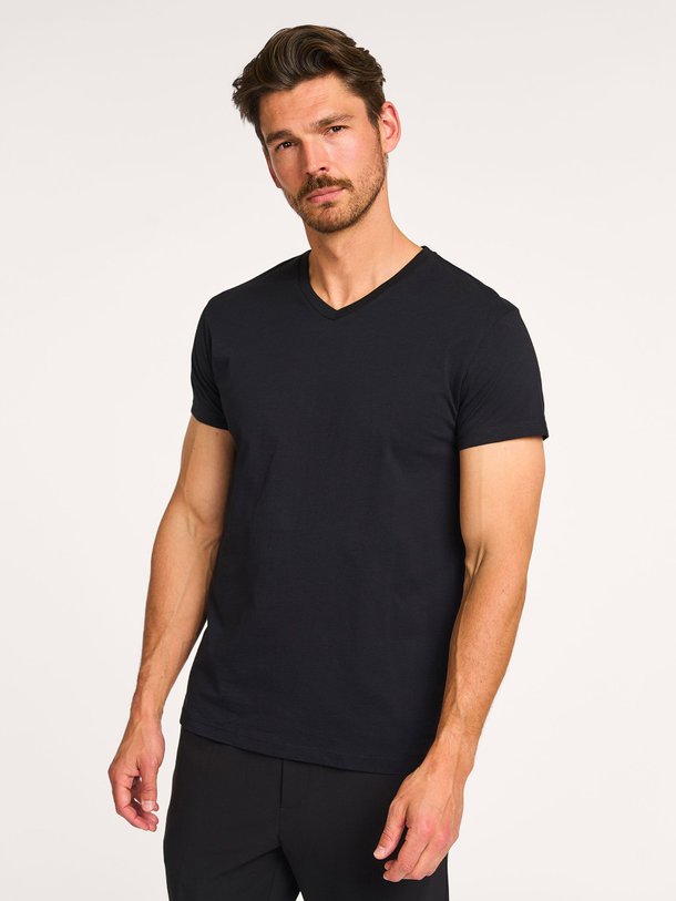 Ontdek de Kronos jersey V-neck T-shirt van Samsoe Samsoe in de kleur zwart bij Orangebag. Op werkdagen voor 21:45 besteld, morgen in huis.