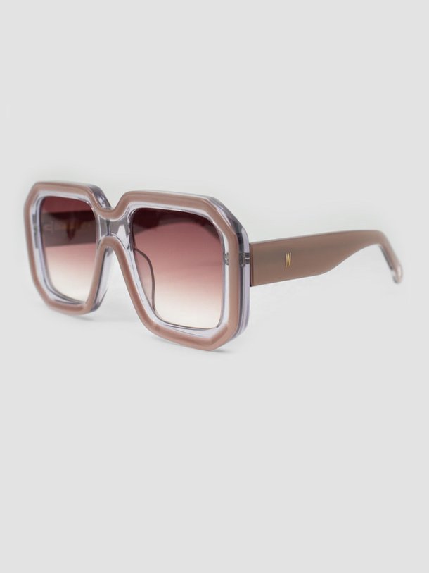 Ontdek de Onassis zonnebril met vierkante glazen van Nathalie Vleeschouwer in de kleur roze bij Orangebag. Op werkdagen voor 21:45 besteld, morgen in huis.