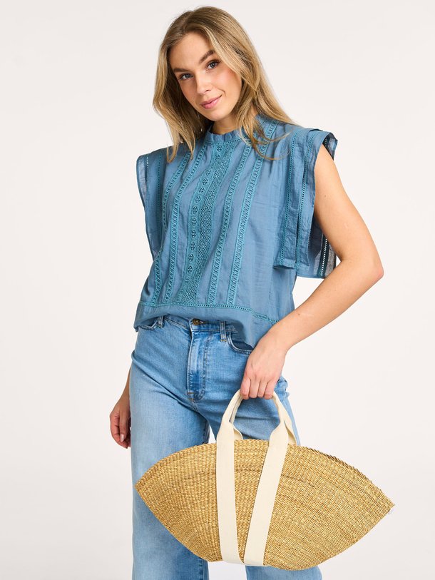 Ontdek de Xena katoenen top met borduursel van By-Bar in de kleur blauw bij Orangebag. Op werkdagen voor 21:45 besteld, morgen in huis.