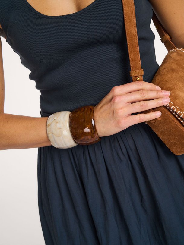 Ontdek de Ambrito gemêleerde armband van hars van Sessun in de kleur Donkerbruin bij Orangebag. Op werkdagen voor 21:45 besteld, morgen in huis.