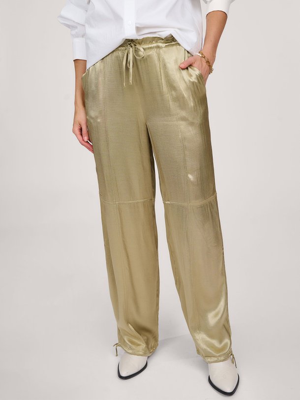 Ontdek de Milano viscose loose fit broek van Modstrom in de kleur olijfgroen bij Orangebag. Op werkdagen voor 21:45 besteld, morgen in huis.