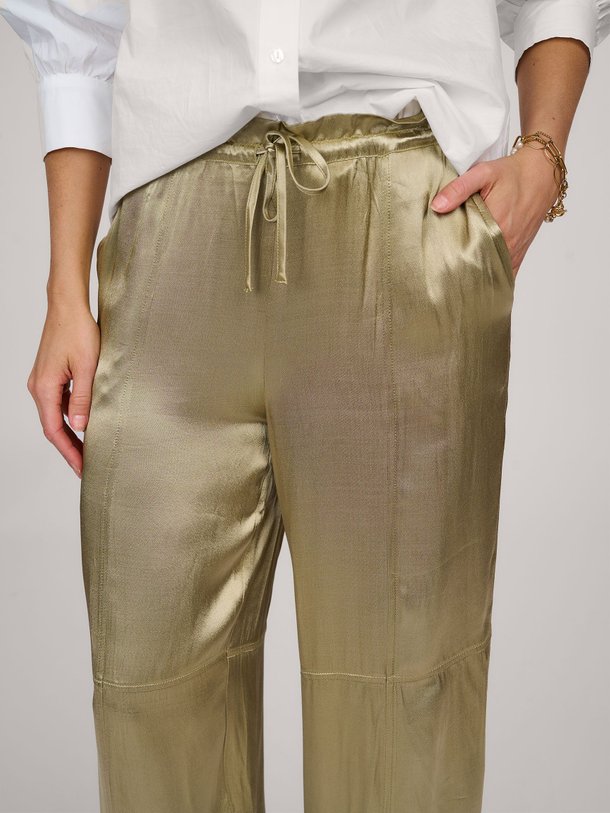 Ontdek de Milano viscose loose fit broek van Modstrom in de kleur olijfgroen bij Orangebag. Op werkdagen voor 21:45 besteld, morgen in huis.