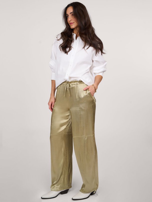 Ontdek de Milano viscose loose fit broek van Modstrom in de kleur olijfgroen bij Orangebag. Op werkdagen voor 21:45 besteld, morgen in huis.