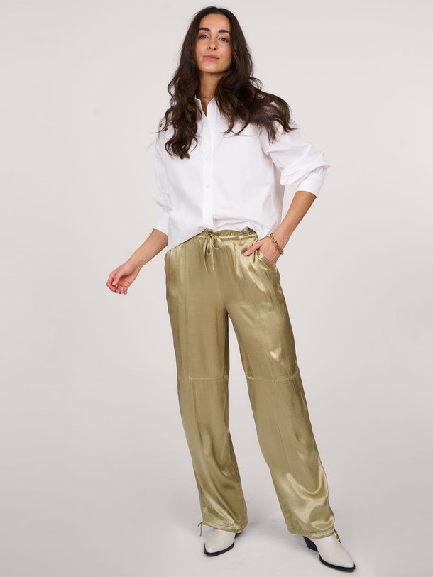 Ontdek de Milano viscose loose fit broek van Modstrom in de kleur olijfgroen bij Orangebag. Op werkdagen voor 21:45 besteld, morgen in huis.