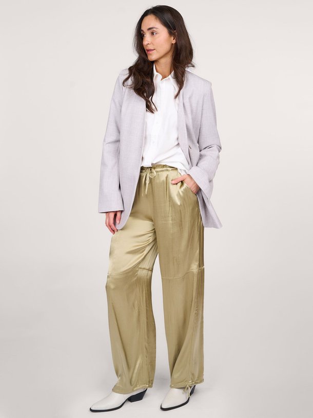 Ontdek de Milano viscose loose fit broek van Modstrom in de kleur olijfgroen bij Orangebag. Op werkdagen voor 21:45 besteld, morgen in huis.