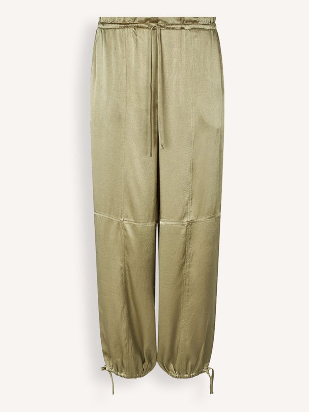 Ontdek de Milano viscose loose fit broek van Modstrom in de kleur olijfgroen bij Orangebag. Op werkdagen voor 21:45 besteld, morgen in huis.